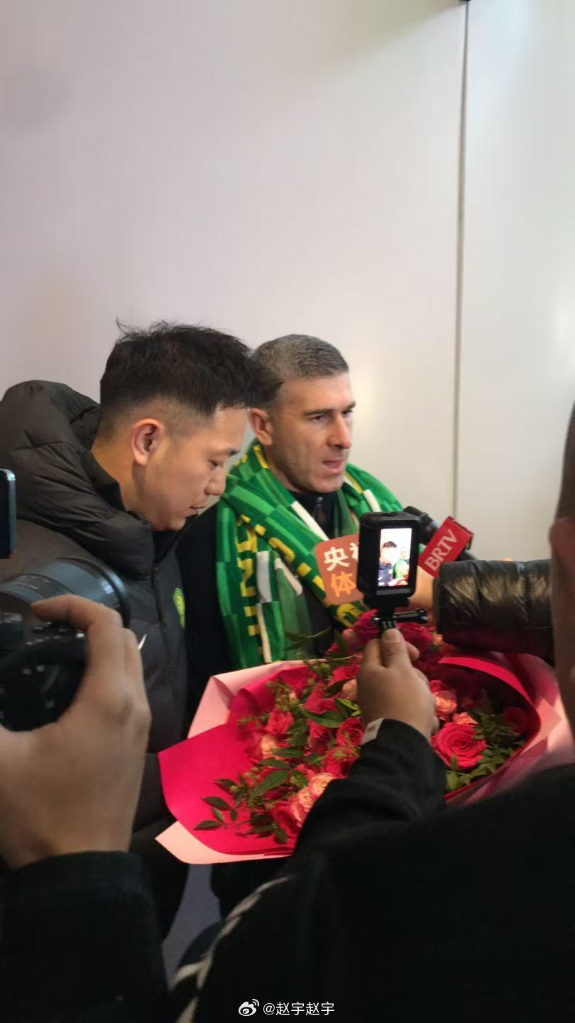 华体会体育-新帅到位，国安主教练蒙哥马利已经抵达北京