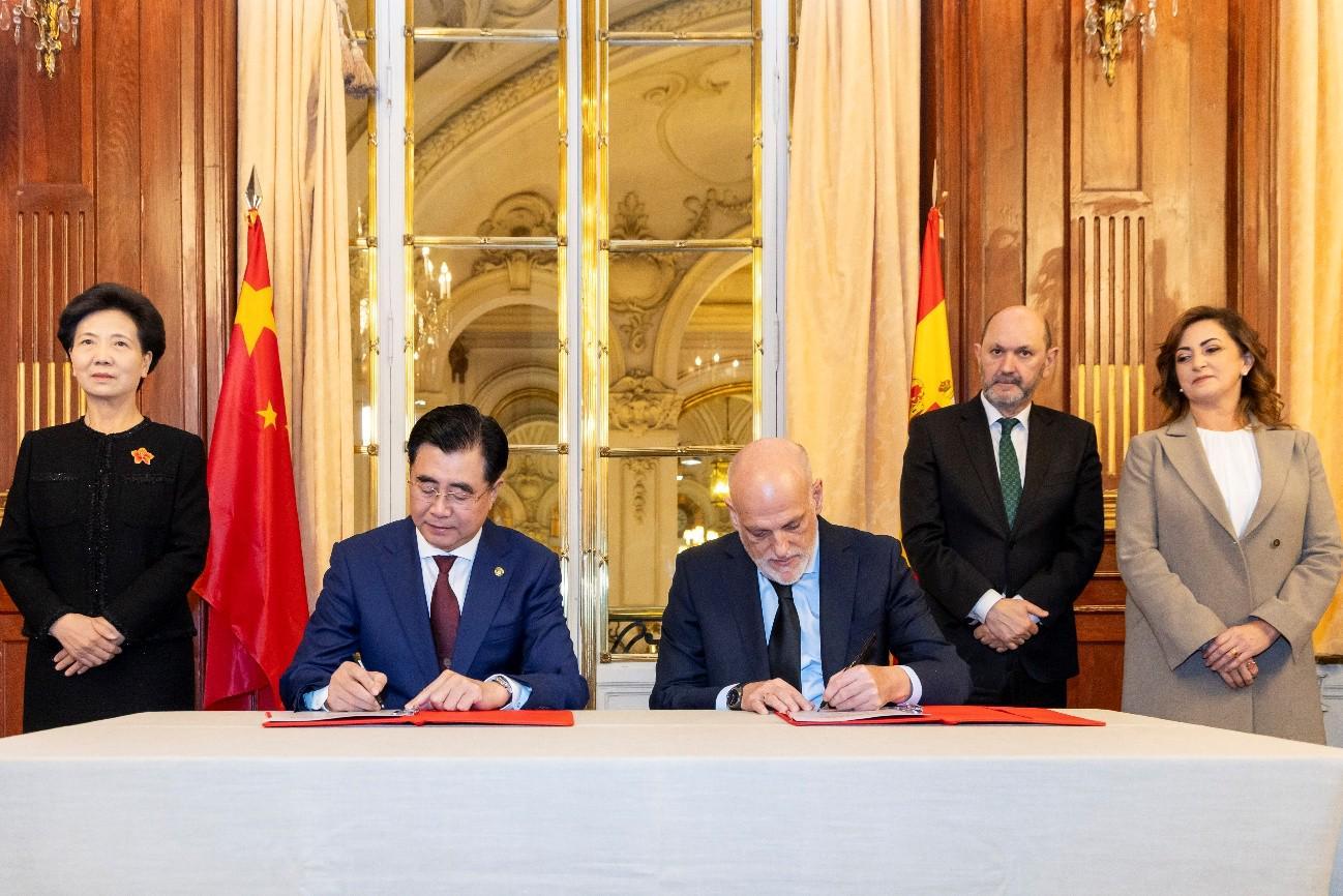 华体会体育-西甲联盟与中国足协签署战略合作协议，重点聚焦三大方向